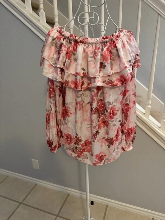 White House Black Market Top with smocked elastic yoke detail, ruffles Sz L - Picture 4 of 8